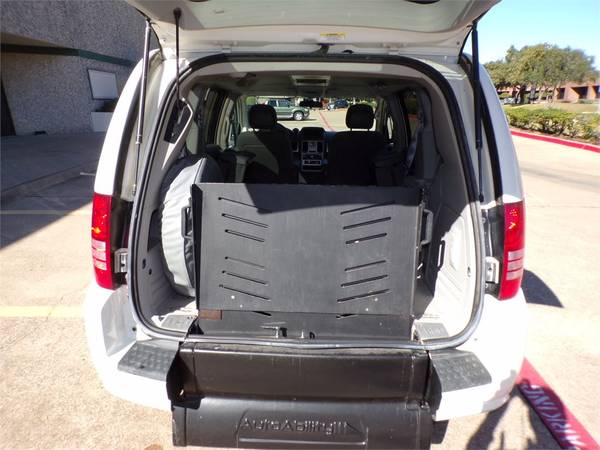 CHRYSLER TOWN & COUNTRY REAR MANUAL RAMP HANDICAPPED WHEELCHAIR VAN... for sale in Irving, LA – photo 14