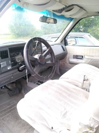 $1600 SUBURBAN 1993 RUNS GREAT TAGGED for sale in Saint Georges, DE – photo 4