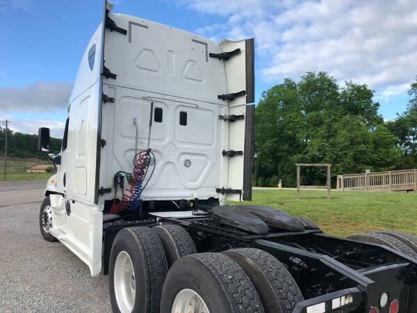 2017 freightliner cascadia , low miles obo for sale in Knoxville, TN – photo 3