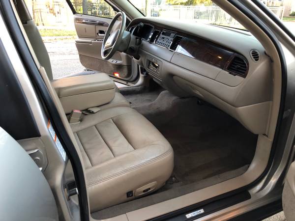 2001 LINCOLN TOWN CAR EXECUTIVE - cars & trucks - by owner - vehicle... for sale in Chicago, IL – photo 16