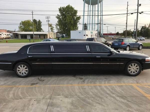 2003 *Lincoln* *Town* *Car* *Executive* - cars & trucks - by dealer... for sale in Medina, OH – photo 8