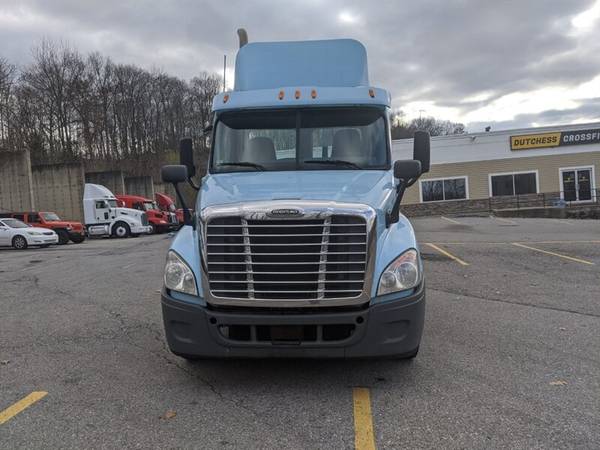 2013 FREIGHTLINER CASCADIA TANDEM DAY CAB DD-15 455 HP 10 SPD MANUAL... for sale in Wappingers Falls, PA – photo 2