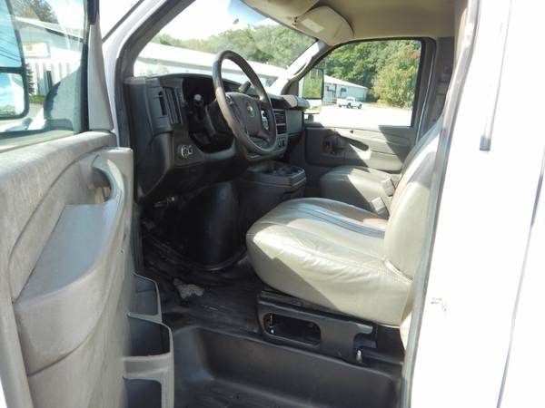 13 Chevrolet Express 3500 Single Rear Wheel 10ft Box Cube Service Van for sale in West Boylston, MA – photo 19