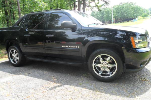 07 Chevrolet Avalanche, road ready, clean and only 156k mi. ! for sale in North Little Rock, AR – photo 3