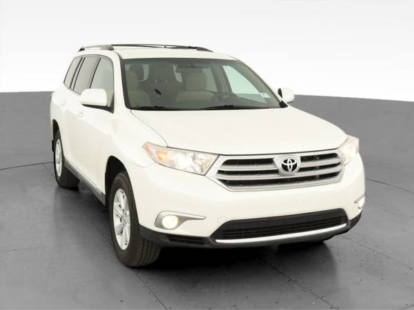 2013 Toyota Highlander Plus Sport Utility 4D suv White - FINANCE -... for sale in Bakersfield, CA – photo 16