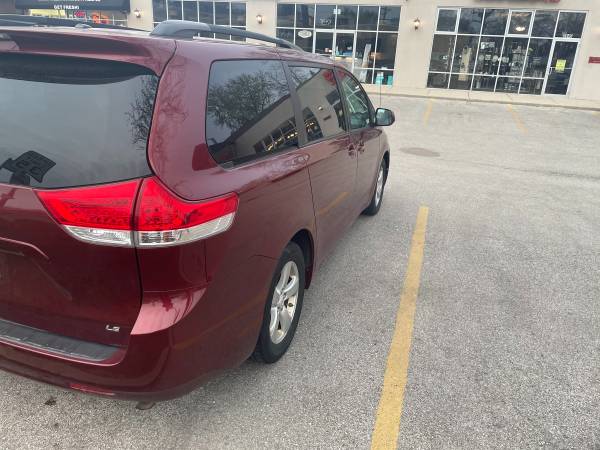 2011 Toyota Sienna le for sale in Skokie, IL – photo 5