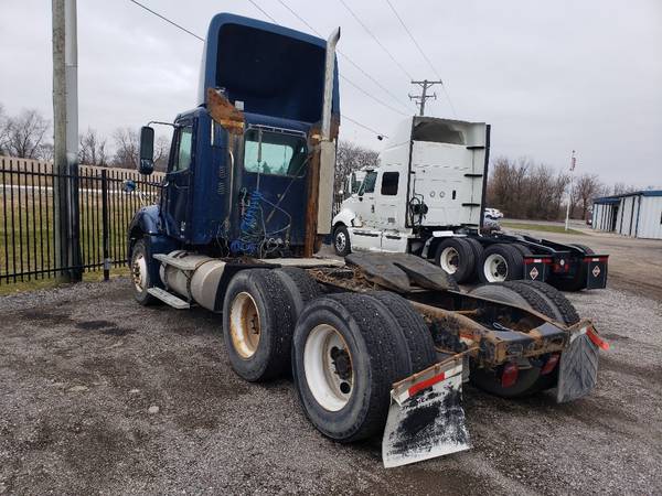 2006 Freightliner Columbia - cars & trucks - by dealer - vehicle... for sale in Shorewood, IL – photo 4