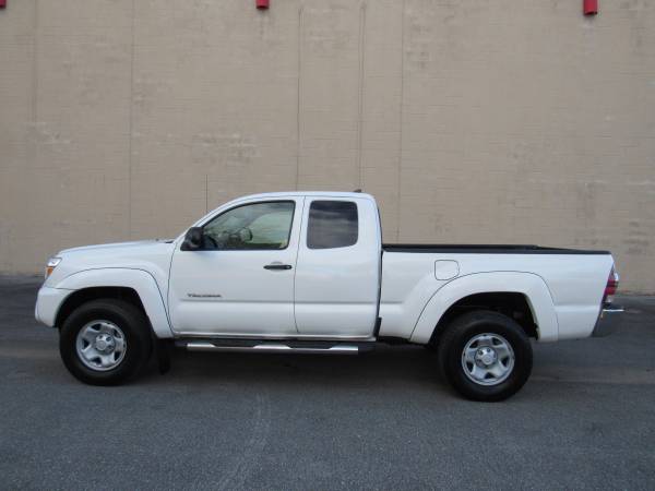 ** 2015 TOYOTA TACOMA * EXT CAB * 38K LOW MILES * 1 OWNER ** - cars... for sale in Fort Oglethorpe, TN – photo 2