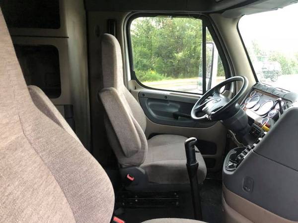 2017 freightliner cascadia , low miles obo for sale in Knoxville, TN – photo 9
