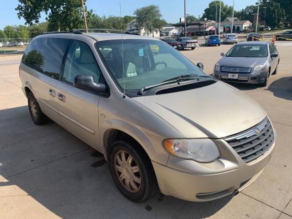 2005 Chrysler Town & Country for sale in Lincoln, NE – photo 4