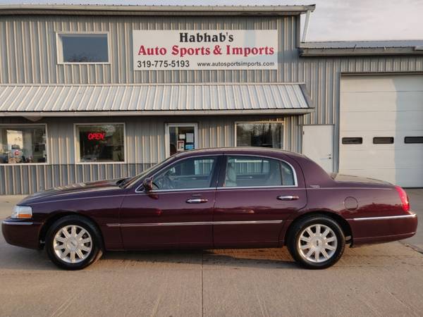 2006 LINCOLN TOWN CAR SIGNATURE LIMITED - cars & trucks - by dealer... for sale in Cedar Rapids, IA – photo 2