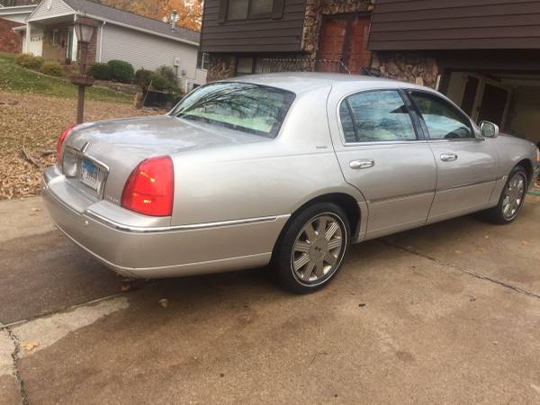 2004 Lincoln town car low miles!!!!! - cars & trucks - by owner -... for sale in 62225, MO – photo 3