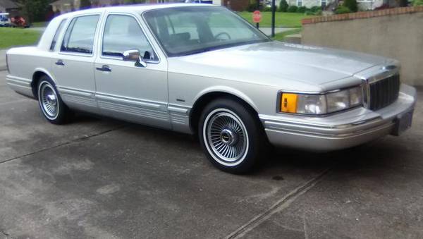 LINCOLN TOWN CAR...LIKE NEW CONDITION - cars & trucks - by owner -... for sale in Prospect, KY – photo 2