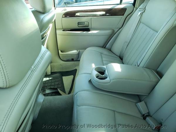 2003 *Lincoln* *Town Car* *4dr Sedan Signature* Silv - cars & trucks... for sale in Woodbridge, District Of Columbia – photo 8
