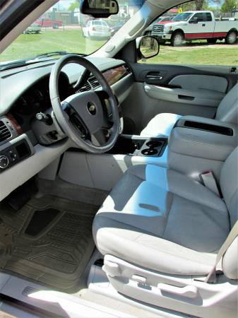 2008 Chevrolet Suburban - - by dealer - vehicle for sale in Augusta, KS – photo 6