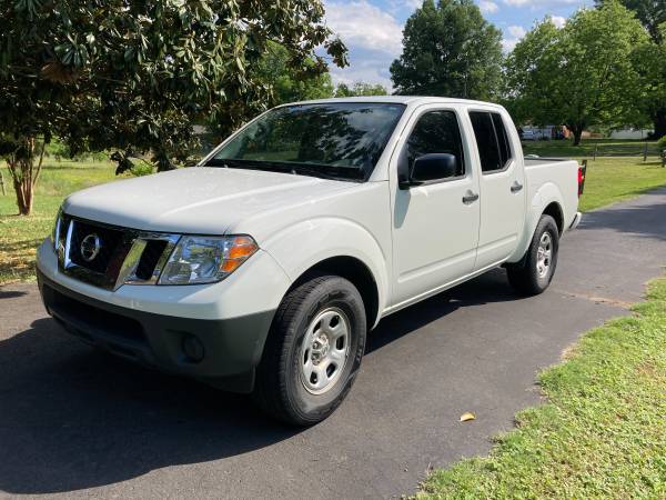 2018 Crew Cab Nissan Frontier, One Owner, 39, 000 miles - cars & for sale in Charlotte, NC – photo 4