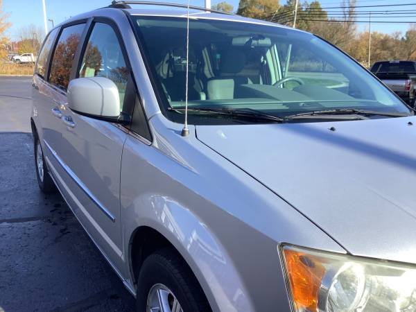 Accident Free! 2010 Chrysler Town & Country! 3rd Row! - cars &... for sale in Ortonville, OH – photo 13