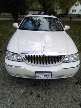 2006 Lincoln Town Car Signature Limited - cars & trucks - by owner -... for sale in Janesville, WI – photo 3