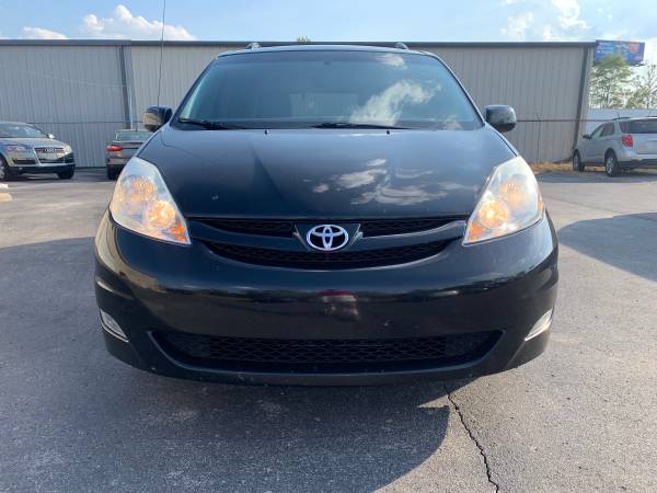 2010 Toyota Sienna XLE Entertainment 1-Owner Captain Chairs All Power for sale in Jeffersonville, KY – photo 3