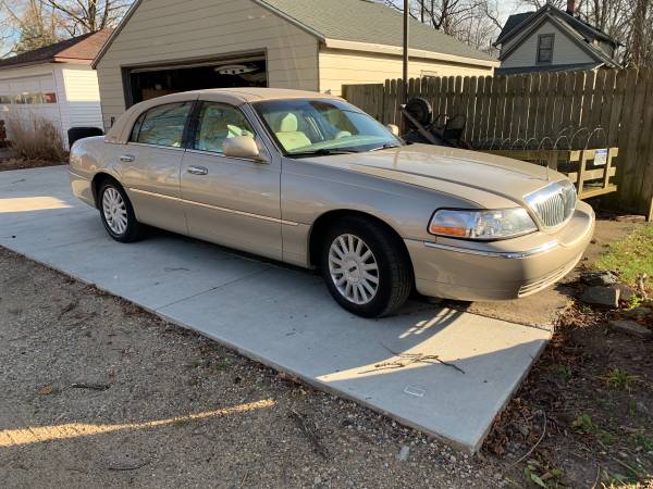 2005 Lincoln Town Car, excellent condition - cars & trucks - by... for sale in Vicksburg, MI – photo 3