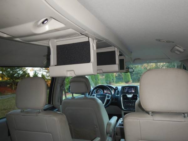 EXCELLENT 2013 CHRYSLER TOWN & COUNTRY FAMILY VAN ALL POPULAR... for sale in Ellijay, GA – photo 15