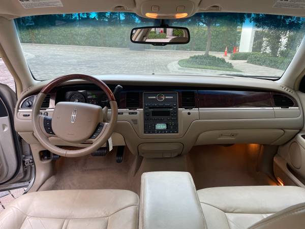 79, 000 Miles 2008 Lincoln Town Car Showroom Condition Garage Kept for sale in Naples, FL – photo 9