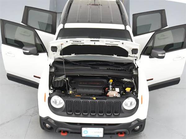2017 Jeep Renegade Trailhawk Sport Utility 4D suv White - FINANCE for sale in Indianapolis, IN – photo 4