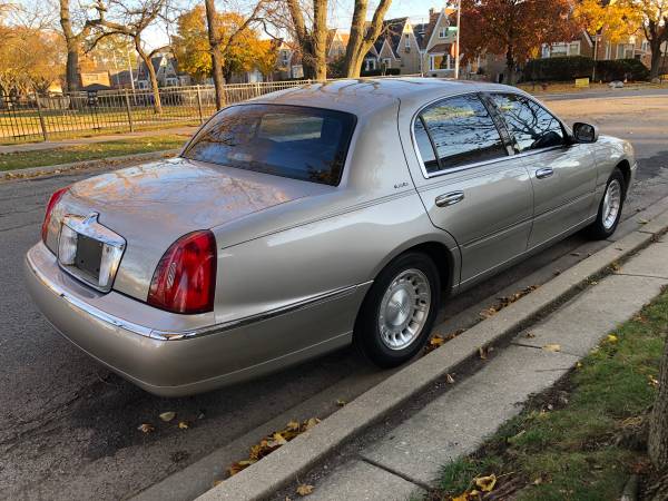 2001 LINCOLN TOWN CAR EXECUTIVE - cars & trucks - by owner - vehicle... for sale in Chicago, IL – photo 5