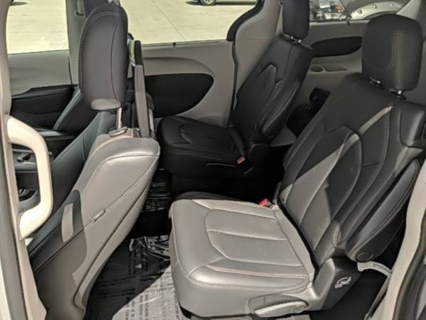 2020 Chrysler Pacifica FWD 4D Passenger Van/Minivan/Van Touring L for sale in Waterloo, IA – photo 5