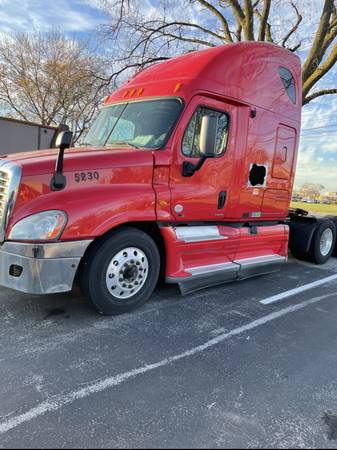 Freightliner and Volvo Semi Trucks for sale in Sterling Heights, MI – photo 6