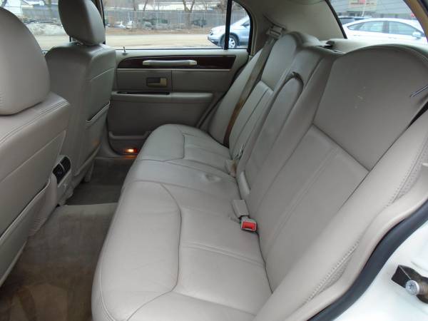 2006 Lincoln Town Car Signature Limited - - by dealer for sale in Bettendorf, IA – photo 4