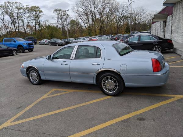 2006 Lincoln Town Car - cars & trucks - by dealer - vehicle... for sale in Evansdale, IA – photo 3
