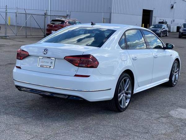 2018 Volkswagen Passat sedan R-Line Auto - Volkswagen Pure White for sale in Sterling Heights, MI – photo 3