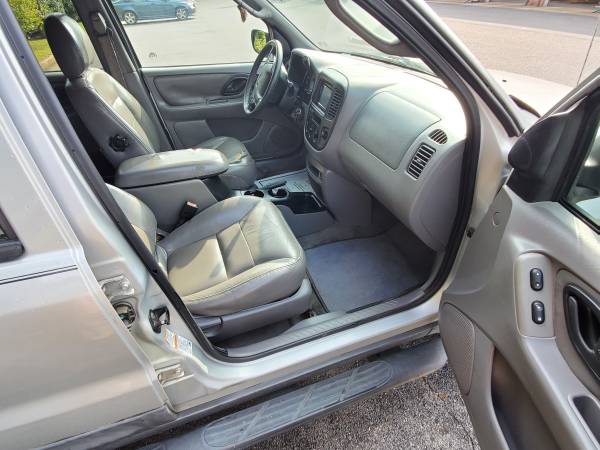 very cheap 2005 Ford Escape xlt 125,000 miles - cars & trucks - by... for sale in Dumfries, District Of Columbia – photo 8