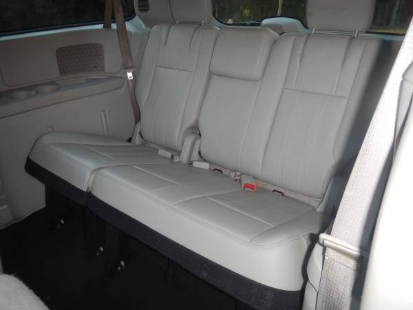 EXCELLENT 2013 CHRYSLER TOWN & COUNTRY FAMILY VAN ALL POPULAR... for sale in Ellijay, GA – photo 8