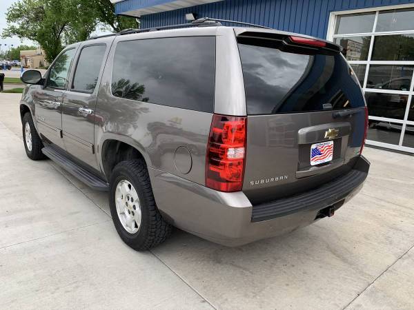 ★★★ 2011 Chevrolet Suburban LT 4x4 / 3rd Row Seating / DVD! ★★★ -... for sale in Grand Forks, ND – photo 8
