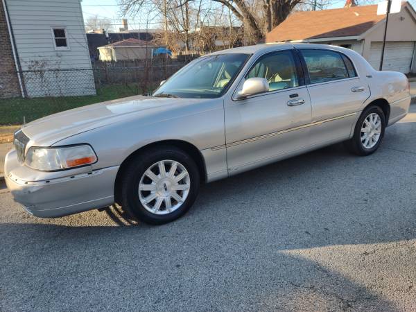 2009 LINCOLN TOWN CAR SIGNATURE - cars & trucks - by owner - vehicle... for sale in Chicago, IL – photo 3