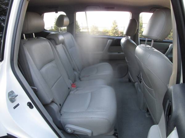 2010 Toyota Highlander 4WD - LEATHER SEATS - ROOF RAILS - RECENTLY... for sale in Sacramento , CA – photo 11