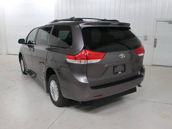 2013 Toyota Sienna XLE FWD 8-Passenger V6 EnterVan Leather 43,000 Mi. for sale in Caledonia, IN – photo 4