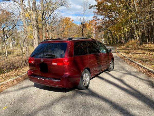 Toyota sienna XLE CLEAN CAR - cars & trucks - by owner - vehicle... for sale in Chicago, IL – photo 3