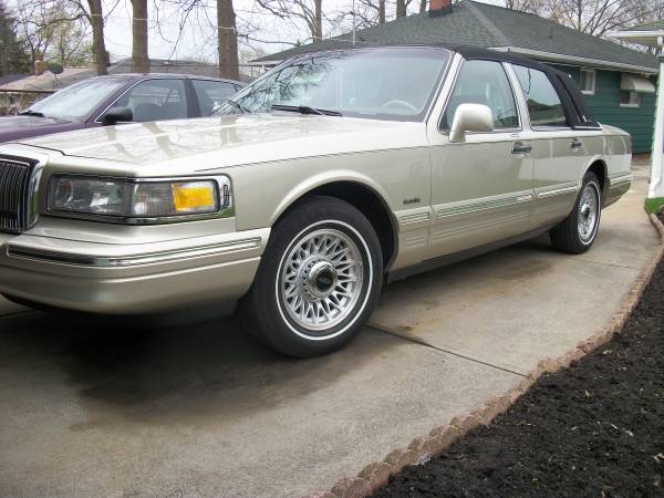 1997 Lincoln Town Car Executive Series for sale in Maple Heights, OH – photo 2