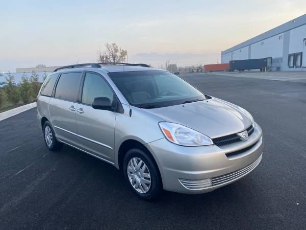 2004 Toyota Sienna CLEAN - cars & trucks - by owner - vehicle... for sale in Lake Bluff, IL – photo 3