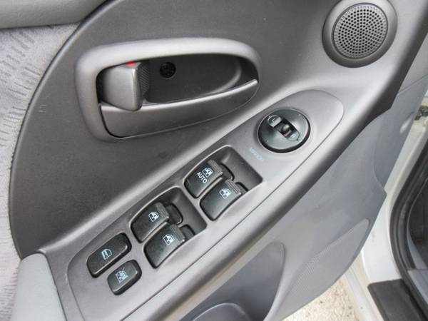 2004 Hyundai Elantra GLS Sedan - Automatic - Gas Saver - Low Miles! for sale in Des Moines, IA – photo 12