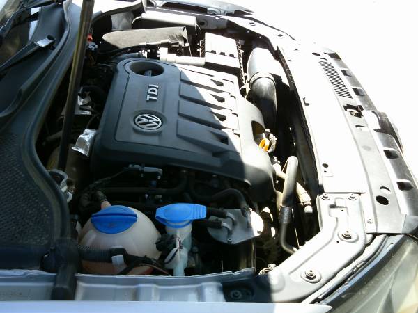 2014 Volkswagen Passat SE TDI-30k Miles! Heated Leather! Sunroof! -... for sale in Silvis, IA – photo 21