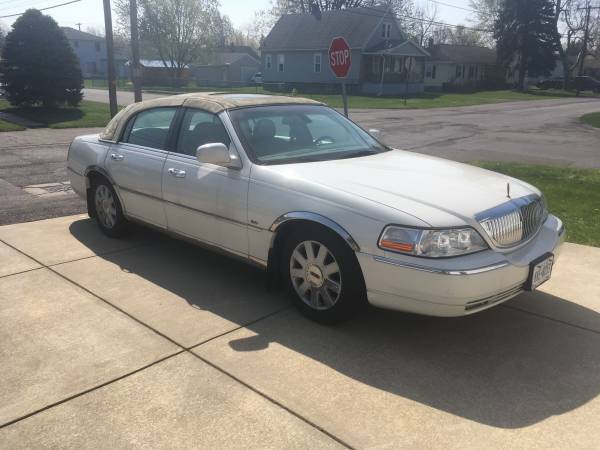 2003 Lincoln town car for sale in Buffalo, NY – photo 2