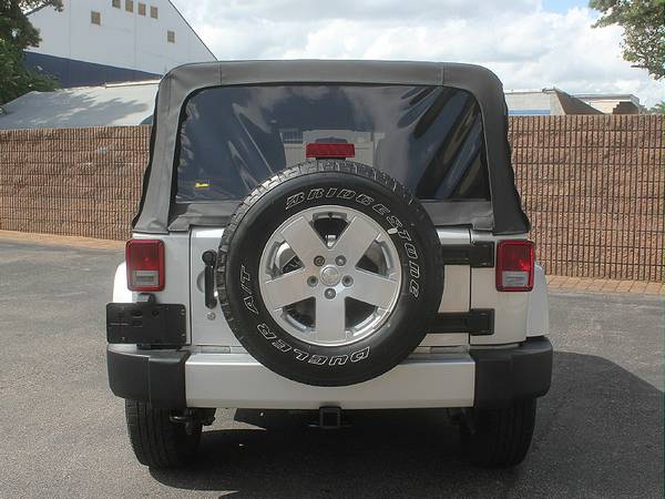 2012 JEEP WRANGLER UNLIMITED SAHARA 4X4 * LEATHER * NAV * NEW TOP!! for sale in West Berlin, NJ – photo 7