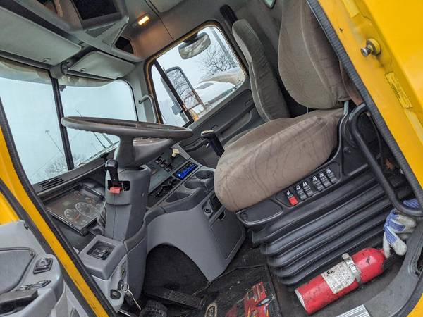 2007 Freightliner Columbia Day Cab Detroit D60 Engine - cars & for sale in Chicago, IL – photo 12