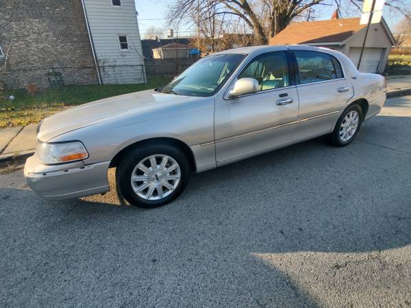 2009 LINCOLN TOWN CAR SIGNATURE - cars & trucks - by owner - vehicle... for sale in Chicago, IL – photo 2
