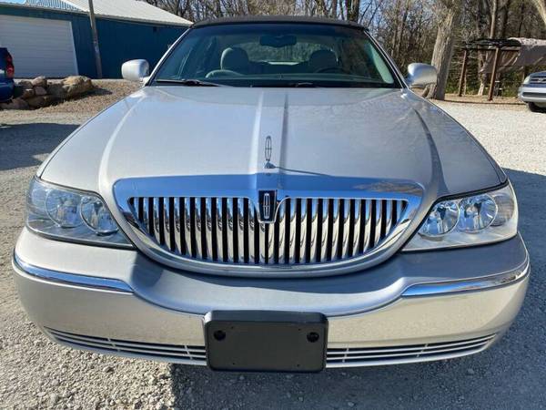 2004 LINCOLN TOWN CAR ***69,000 MILES***NO ACCIDENT LUXURY SEDAN... for sale in VALLLEY FALLS, KS – photo 3