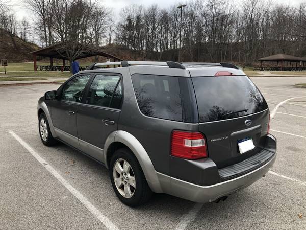 2006 Ford Freestyle SEL (Only 108,862 Miles!) - cars & trucks - by... for sale in Muskegon, MI – photo 2